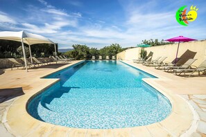 Utomhuspool och uppvärmd pool