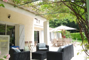Terrace/patio - Quiet villa in a green setting (Éguilles)