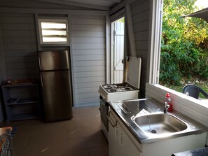 ثلاجة، فرن، موقد طهي مسطح، غلّاية كهربائية