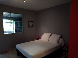 1 غرفة نوم وتجهيزات عازلة للصوت ومكواة/لوح كي