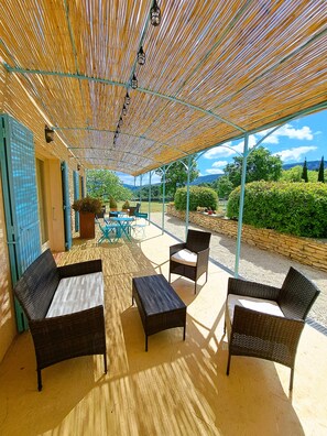 Outdoor dining - Cante Grillet in provence at the foot of the Luberon Chambre ZORA (LACOSTE)