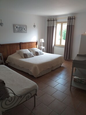 1 bedroom, free WiFi - Cante Grillet in provence at the foot of the Luberon Chambre ZORA (LACOSTE)