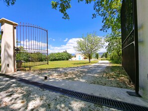 Property grounds - Cante Grillet in provence at the foot of the Luberon Chambre ZORA (LACOSTE)