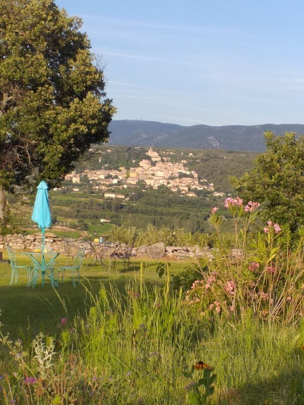 Property grounds - Cante Grillet in provence at the foot of the Luberon Chambre ZORA (LACOSTE)