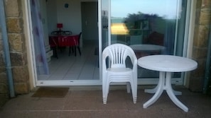 Outdoor dining - LE SOLEIL LEVANT - Beautiful studio, facing the sea (Perros-Guirec)
