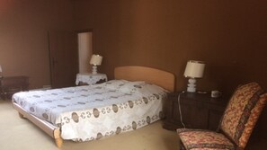 3 slaapkamers, een strijkplank/strijkijzer, gratis wifi, beddengoed