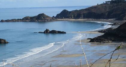 Family house near the sea port and shops with sea view