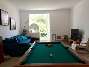 Télévision, jeux vidéo, lecteur de DVD, livres