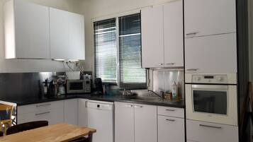 Een koelkast, een microgolfoven, een oven, een kookplaat