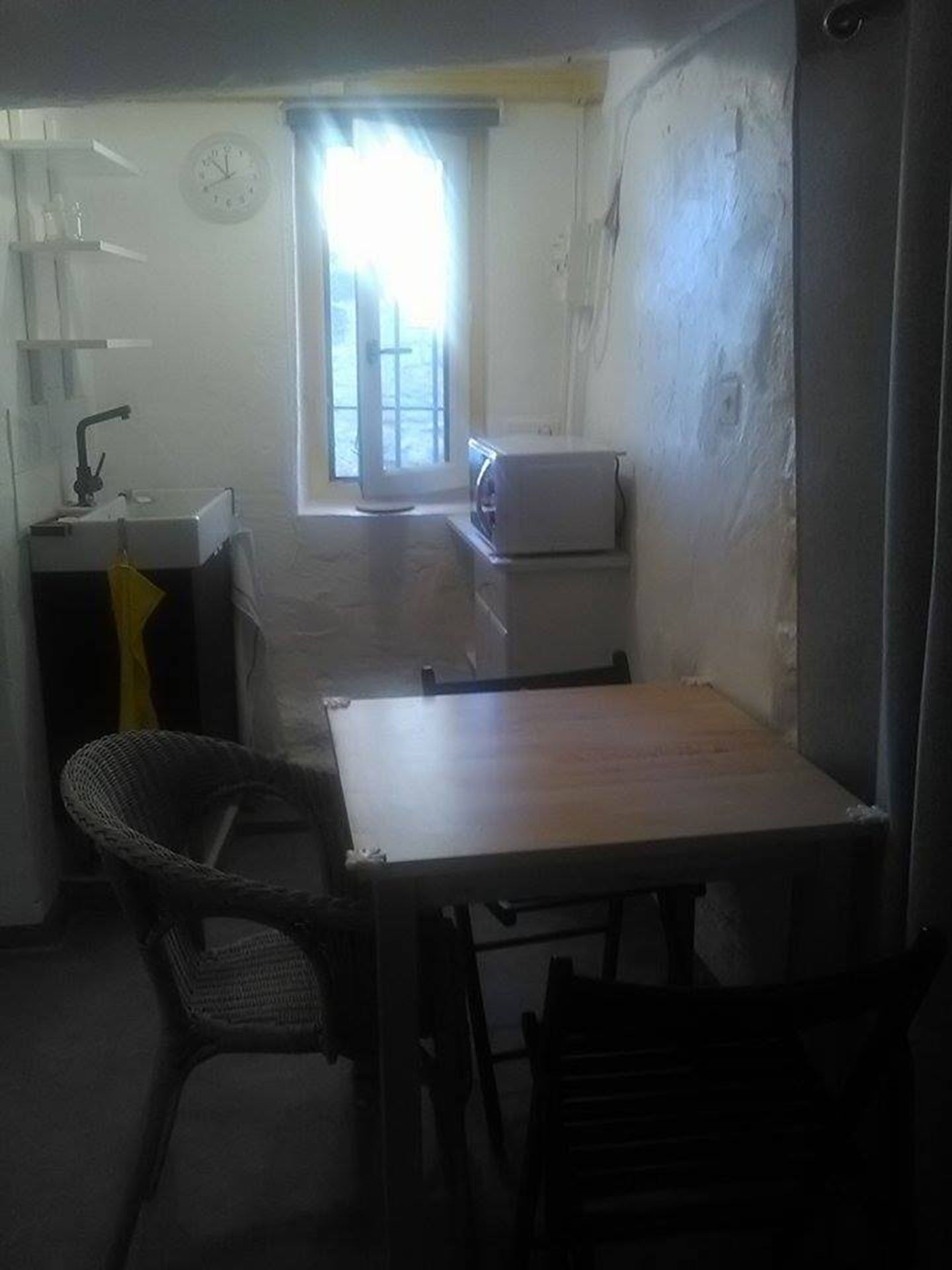 Near Uzès, room with patio and kitchen area in charming house