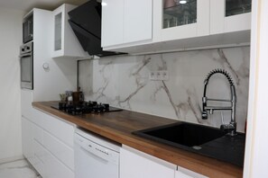 Køleskab, mikrobølgeovn, ovn, kogeplade