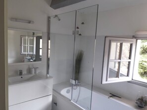 Chuveiro/banheira combinados, secador de cabelo, toalhas de banho