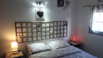 4 bedrooms, desk, iron/ironing board, free WiFi