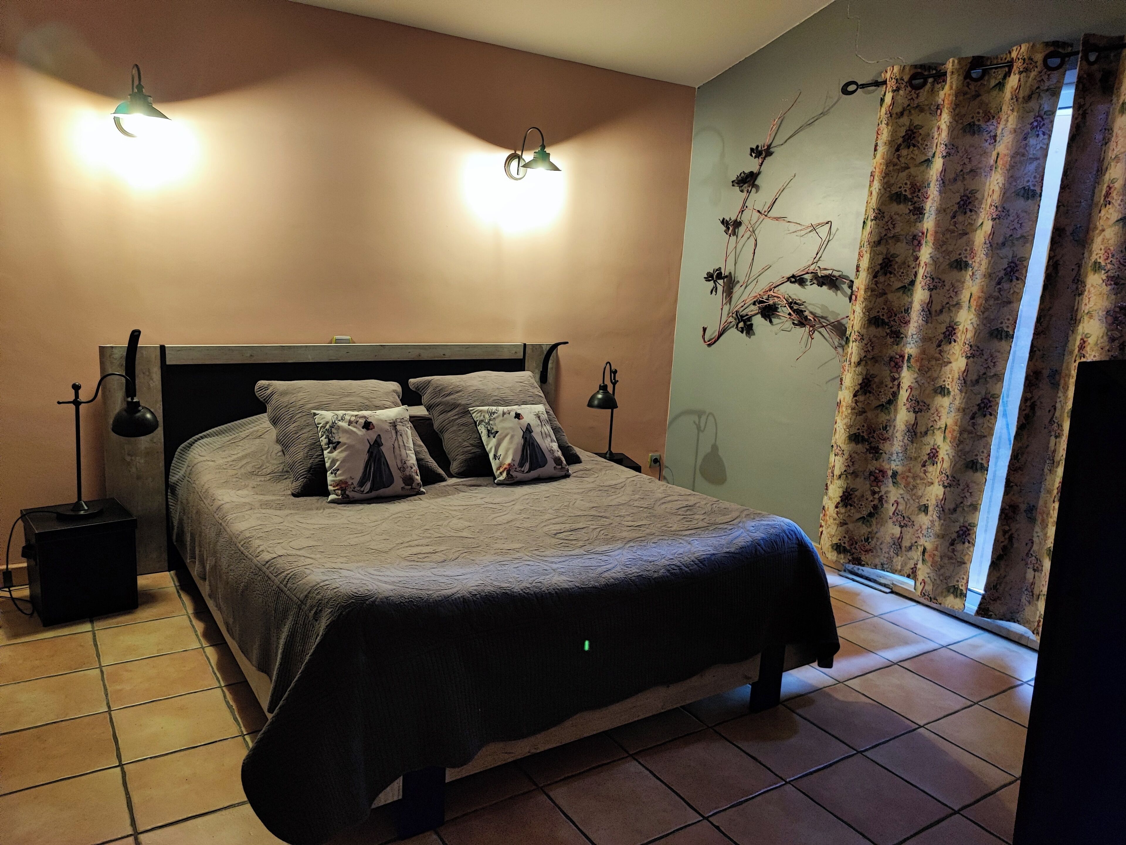 5 habitaciones, tabla de planchar con plancha y cuna de viaje 