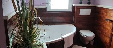 Badewanne, Whirlpool, Haartrockner, Handtücher