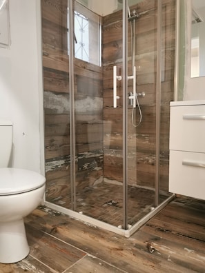 Bathtub, jetted bath, hair dryer, towels