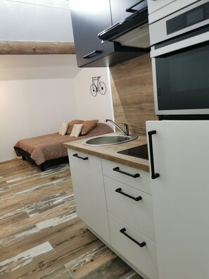 Fridge, microwave, oven, stovetop