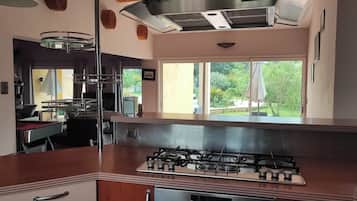 Geladeira, micro-ondas, fogão, cooktop