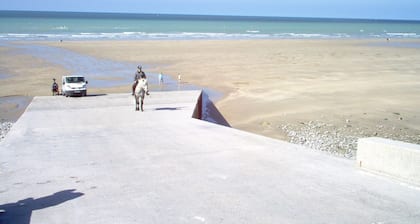 Casa rural en la orilla del mar en la costa de Normandía