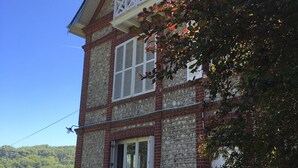 A two-story building with a symmetrical facade, featuring a balcony on the upper floor and a door on the lower floor. - House in Yport - 6 people - Near Sea - Between Fécamp and Etretat (Yport)