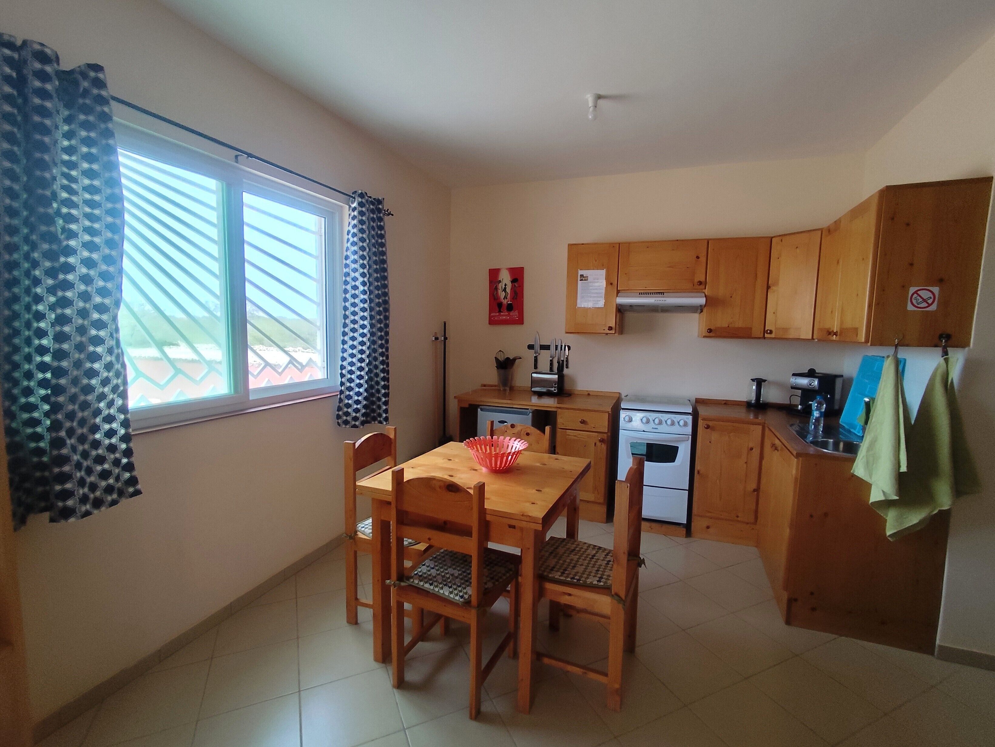 Fridge, oven, stovetop, coffee/tea maker