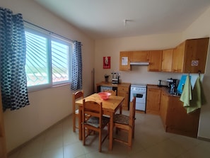 Fridge, oven, stovetop, coffee/tea maker