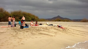 A sandy beach with people sunbathing and sitting. - Accommodation for 2 people, swimming pool, bikes in Morro île de Maio (Morro)