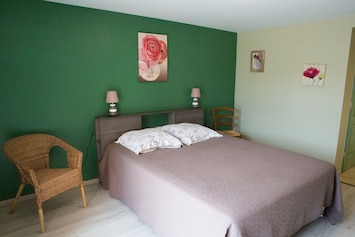 chambre Fleur pour 2 personnes lit en 160 avec salle d'eau , WC privé intérieur