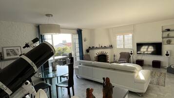 Télévision, cheminée, table de tennis de table