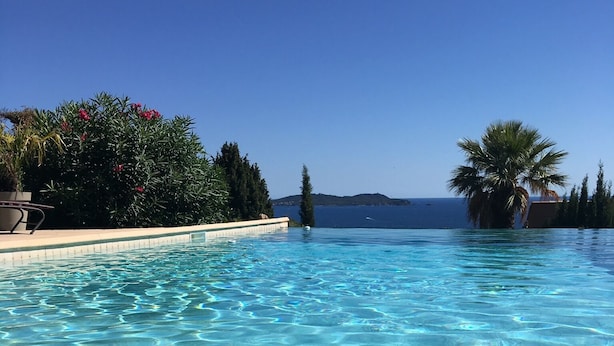 A clear swimming pool with a view of the sea and mountains in the background. - FACING SOUTH SEA VIEW (Carqueiranne)