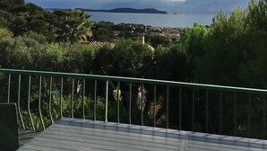 A balcony with a view of the sea and distant islands. - FACING SOUTH SEA VIEW (Carqueiranne)
