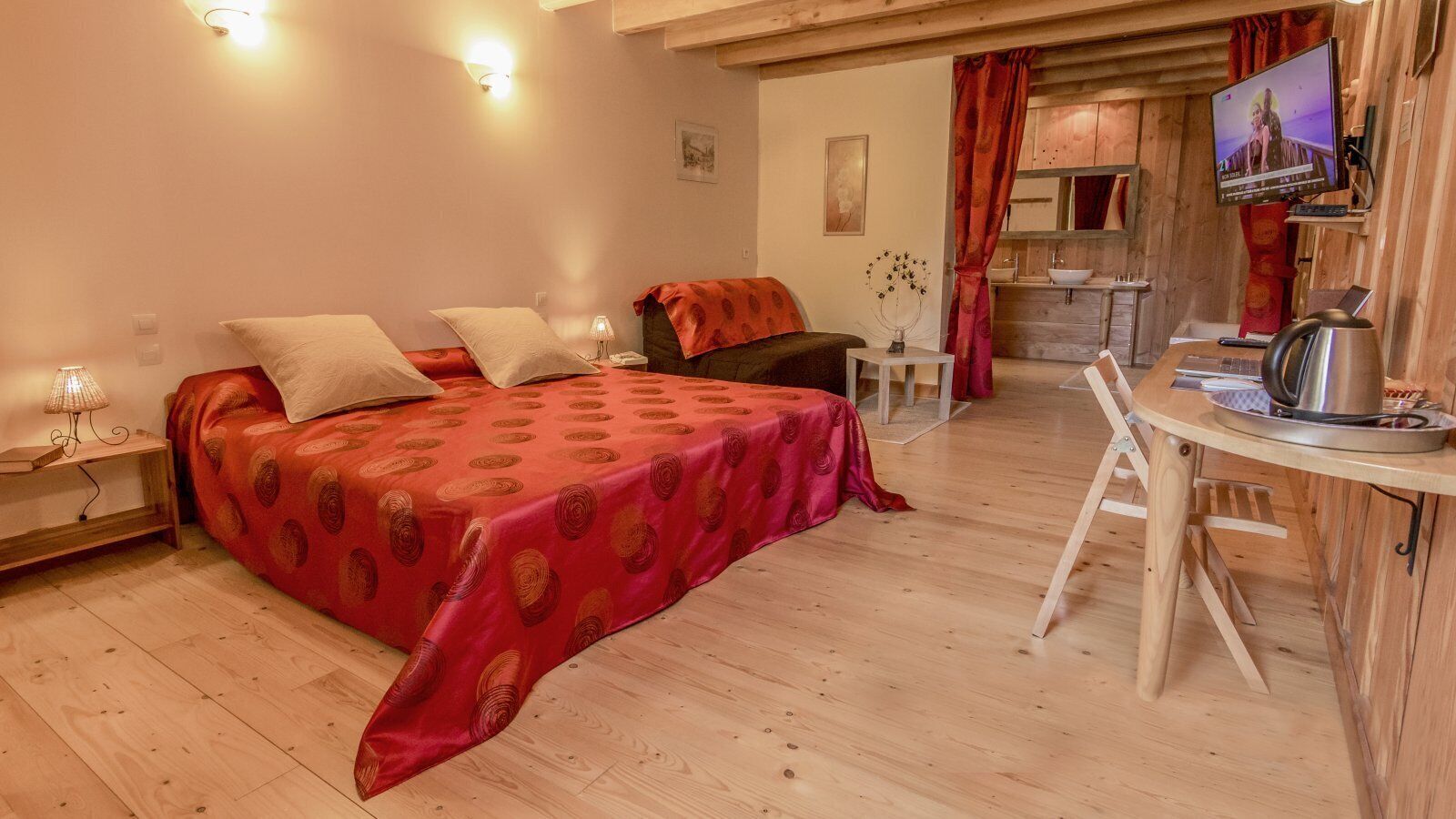 Une magnifique chambre de 35m² avec: salle de bain, WC séparé, espace salon.