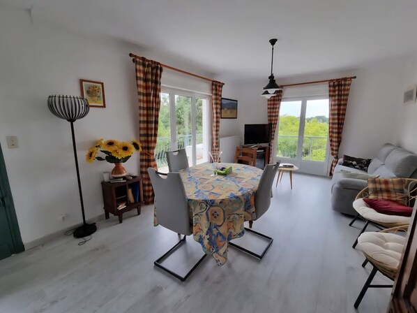 TV, table tennis - Country house with wonderful view over the Lot valley (Galapian)