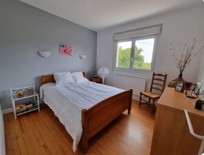 4 bedrooms, travel crib, free WiFi, wheelchair access - Country house with wonderful view over the Lot valley (Galapian)