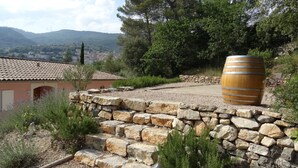 A stone wall with steps leading up to a rustic building with a tiled roof. - Villa with pool between the Côte d'Azur and the Gorges du Verdon (8 people) (Callas)