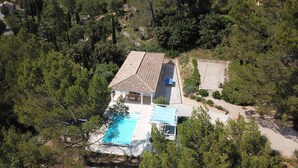 An aerial view of a villa with a swimming pool, surrounded by dense forest. - Villa with pool between the Côte d'Azur and the Gorges du Verdon (8 people) (Callas)