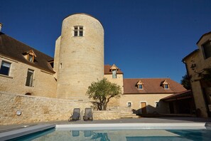 Outdoor pool, a heated pool - LA TOUR DE GINAILLAC---- Ch. St-Exupéry---------------------------- (Les Arques)