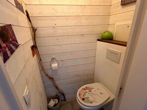 Kombination af bruser/badekar, hårtørrer, håndklæder
