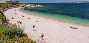 På stranden, liggestole, badehåndklæder