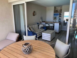 Un espacio acogedor con un sofá, una mesa de centro y una mesa de comedor.