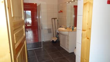 Douche, sĂšche-cheveux, serviettes fournies, papier toilette