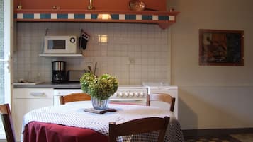 Een koelkast, een magnetron, een oven, een kookplaat