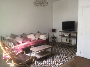 テレビ、暖炉、書庫