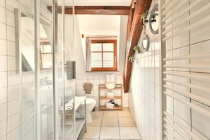 Douche, séchoir à cheveux, serviettes fournies