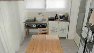 Fridge, microwave, stovetop, coffee/tea maker