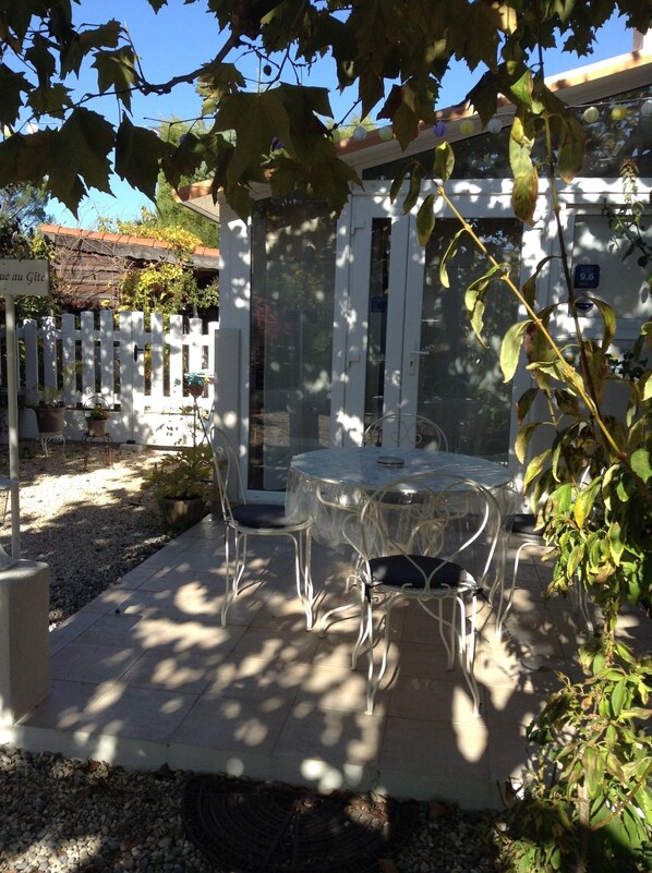 Outdoor dining - lodging for 2 people (La Bouilladisse)