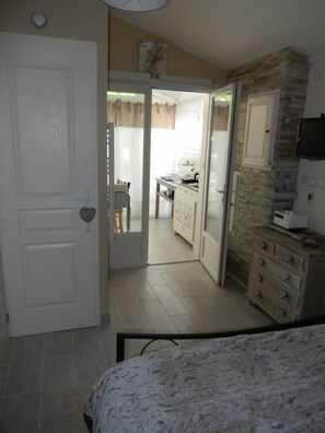 1 bedroom, WiFi, bed sheets - lodging for 2 people (La Bouilladisse)