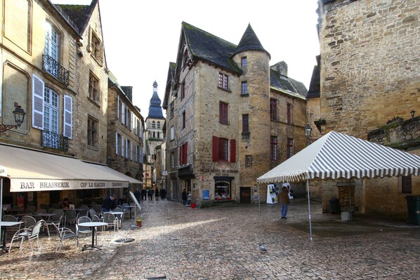Outdoor dining - STUDIO L 'ALCÔVE IN THE HEART OF THE HISTORICAL CENTER (Sarlat-La-Canéda)