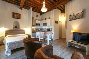1 bedroom, iron/ironing board, WiFi, bed sheets - STUDIO L 'ALCÔVE IN THE HEART OF THE HISTORICAL CENTER (Sarlat-La-Canéda)