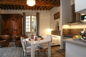 1 bedroom, iron/ironing board, WiFi, bed sheets - STUDIO L 'ALCÔVE IN THE HEART OF THE HISTORICAL CENTER (Sarlat-La-Canéda)